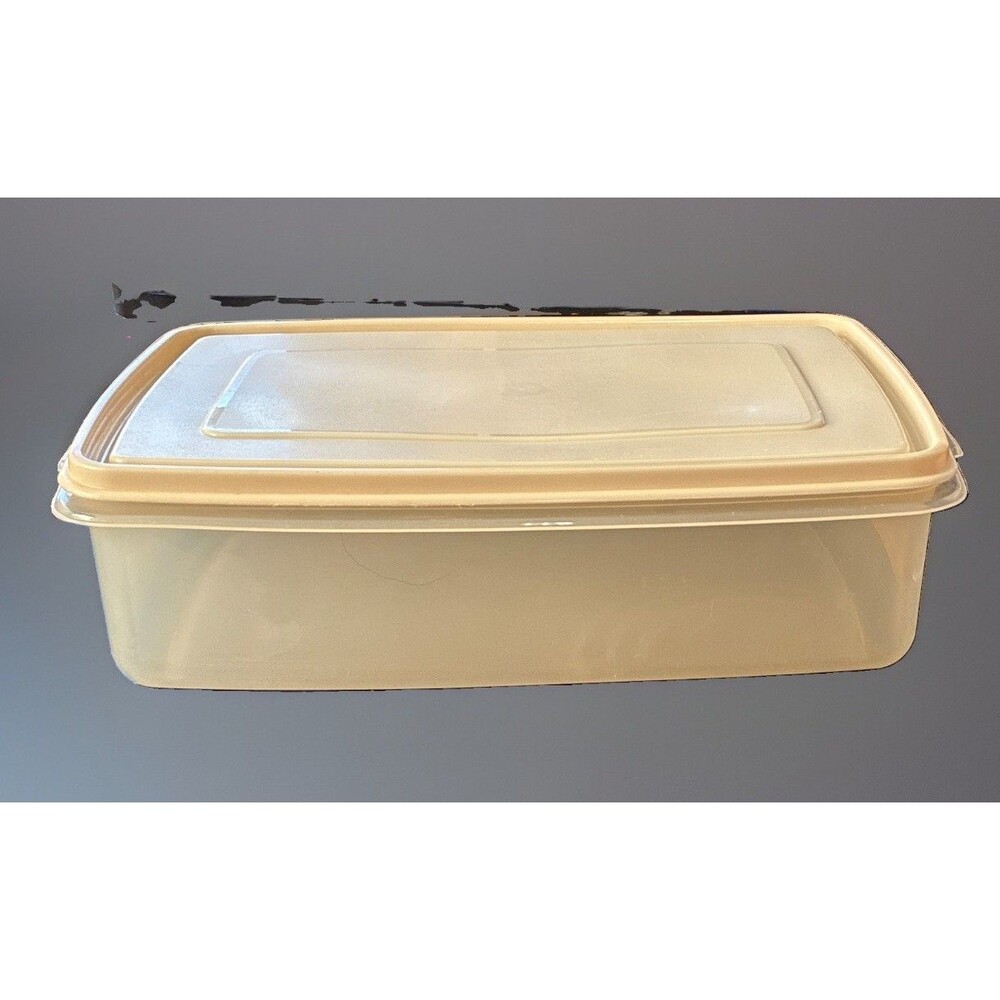 Rubbermaid Servin' Saver #7 Rectangle Container with Almond Lid Fits 17 Cups